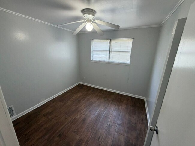 Building Photo - Move in Special ! First month 1/2 off!