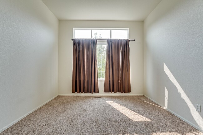 Building Photo - Beautiful 4 bed 3.5 Bath House in NE Fort Collins!