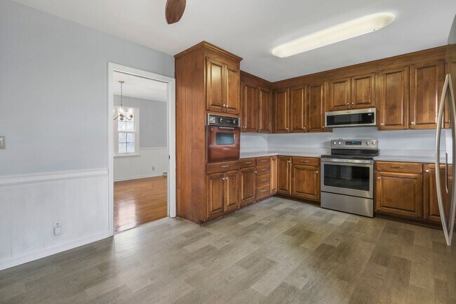 Building Photo - Eye Catching Large 4-Bedroom Home in Murfr...