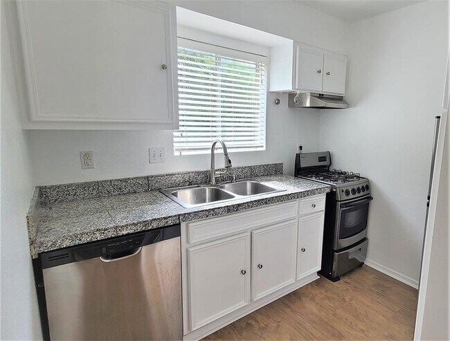 Building Photo - 2021 Bluebonnet Ln