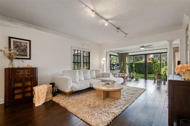 Building Photo - 104 S Interlachen Ave