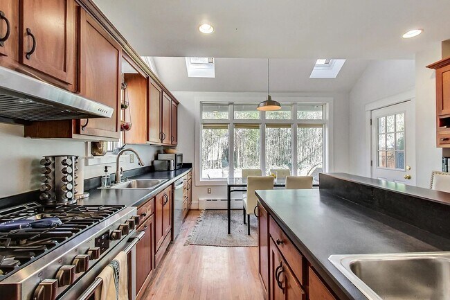Building Photo - Palisades, NW Washington, DC - Beautiful 4...