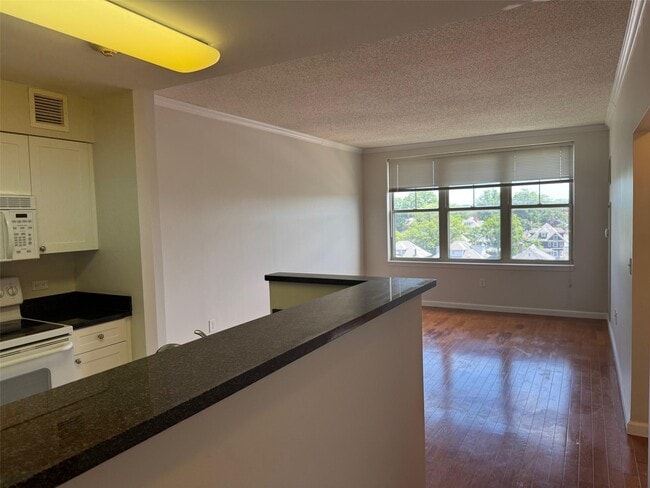 Building Photo - 300 Mamaroneck Ave