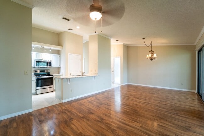 Building Photo - 2/2 Second Floor Apartment