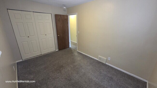 Building Photo - 3 Bedroom 1 Bath Multiplex Unit #4 – Columbia Heights