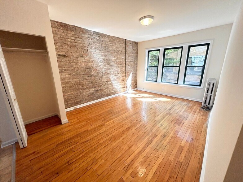 Primary Photo - 2322 N Spaulding Ave