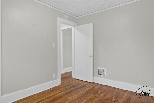 Building Photo - $1300 4 bedrooms