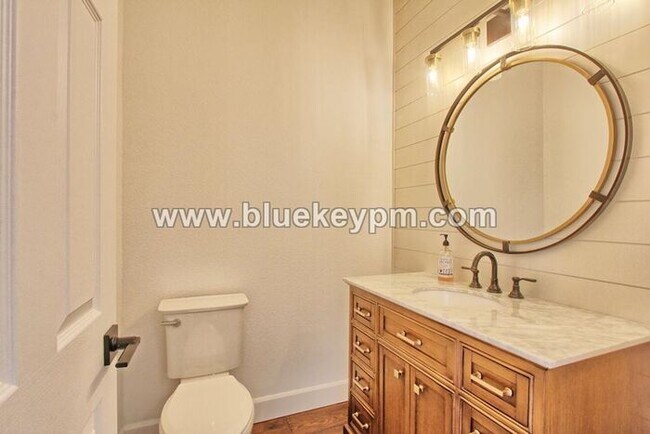 Building Photo - 3 Bed, 3.5 Baths Townhome With Garage Level Suite and Office Space