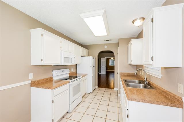 Building Photo - 400 Moss Hill Dr