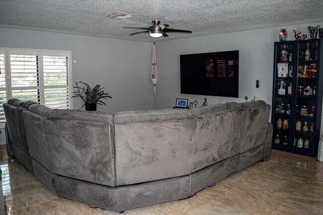 Building Photo - 5432 Sandhurst Cir S