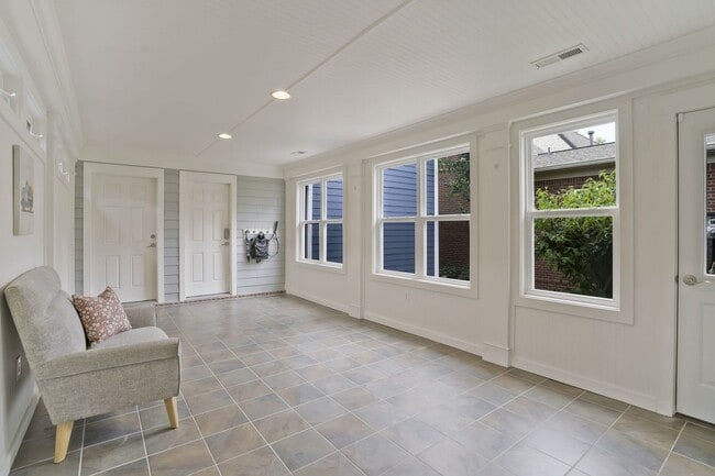 Building Photo - 1 Bed, 1 Bath Garage Apartment in Westhaven