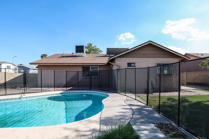 Building Photo - 8516 W Roma Ave