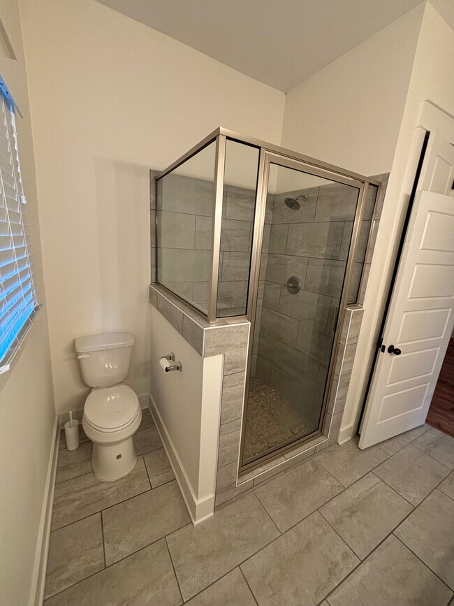 Master Bath - 955 Malone Rd S