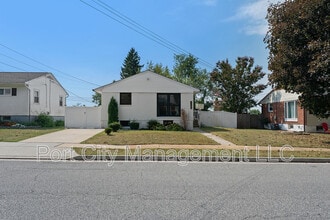 Building Photo - 7017 Yataruba Dr
