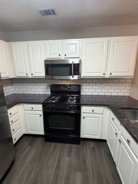 Kitchen 1 - 387 Ayelsbury Ct