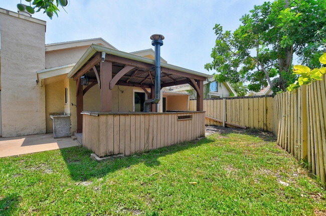 Building Photo - 7813 Kenway Pl W