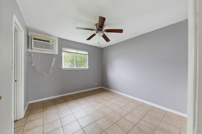 Building Photo - 3906 Video St