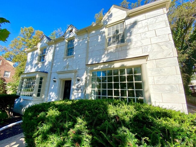 Primary Photo - Stunning 4 Bed/3.5 Bath Historic Home - Be...