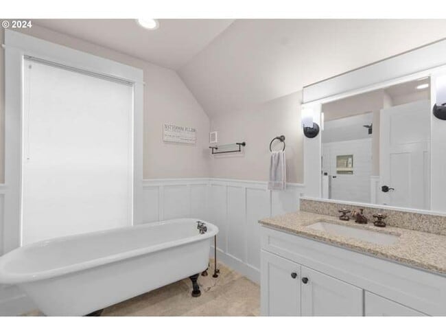 Building Photo - Beautifully updated, furnished home with wrap around porch and Columbia River Views!