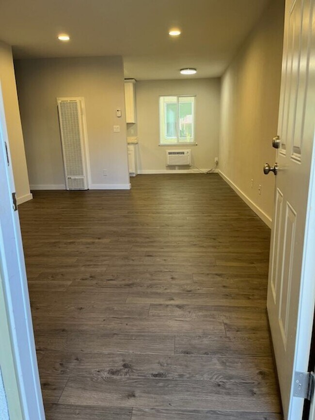 Building Photo - Nice remodeled studio in prime location