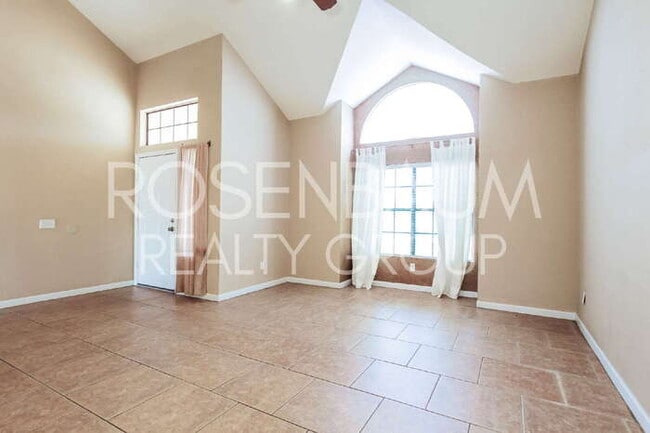 Building Photo - Gorgeous 3-beds, 3-baths home in the Suncr...
