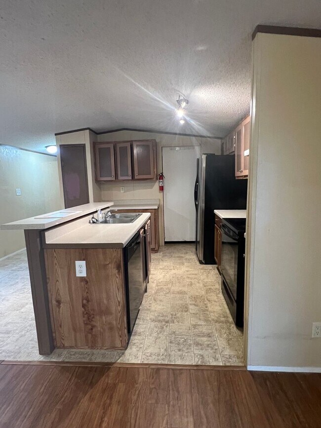 Building Photo - 3 Bedroom 2 Bath Mobile Home located in South Lake Charles