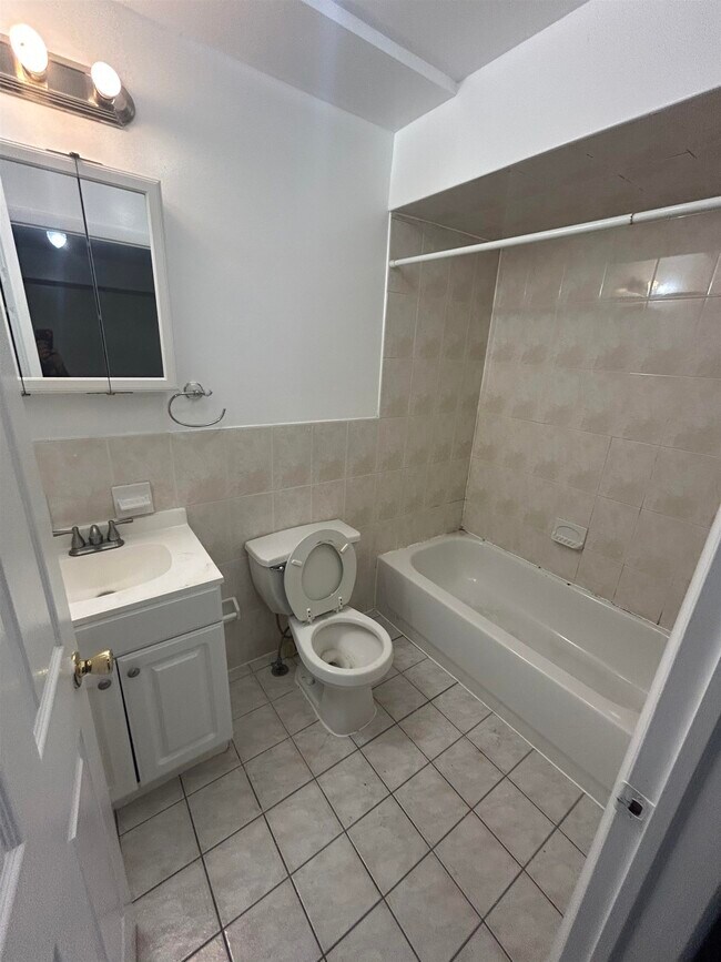 Building Photo - 30 Elm Ct