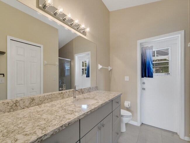 Building Photo - 962 Montrose Ave