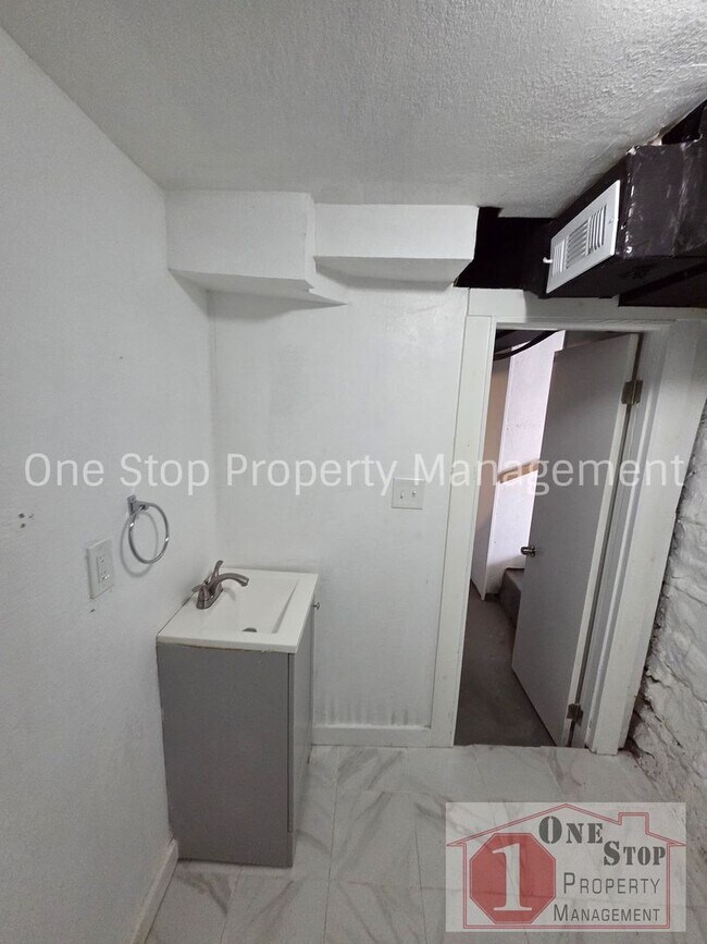 Building Photo - Beautiful 4 Bedroom 2 Bathroom in Kansas City!