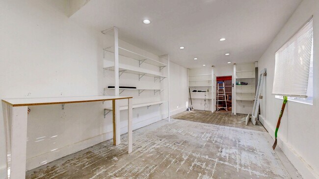 Building Photo - Charming 3 Bedroom 2.5 Bath with Bonus Room and Private Yard!