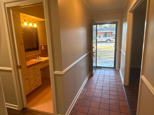 Building Photo - 204 Ridgecrest Dr