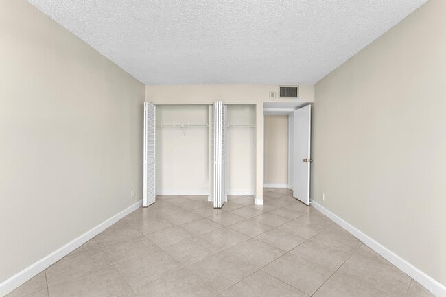 Building Photo - 1150 Hillsboro Mile