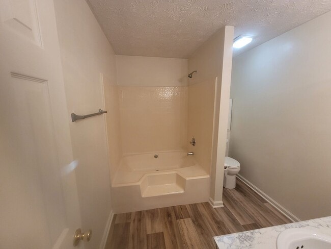 Building Photo - 2 bedroom Ground Floor!