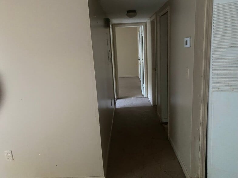 Building Photo - 1505 Camelot Dr