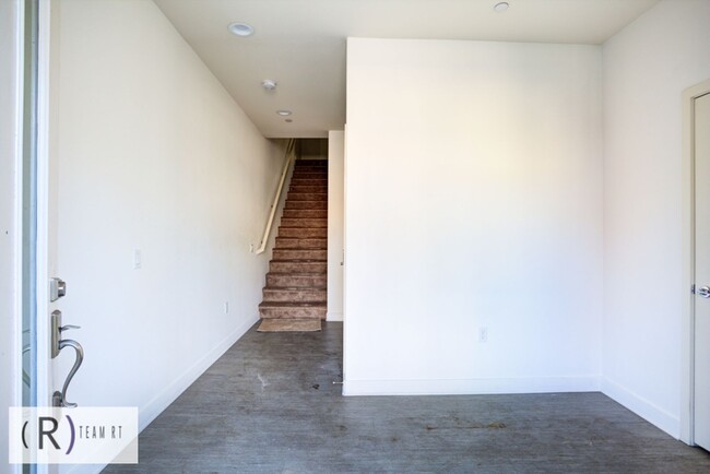 Building Photo - TRI-LEVEL TOWNHOME IN ELEMENTS OF ROSEMEAD!