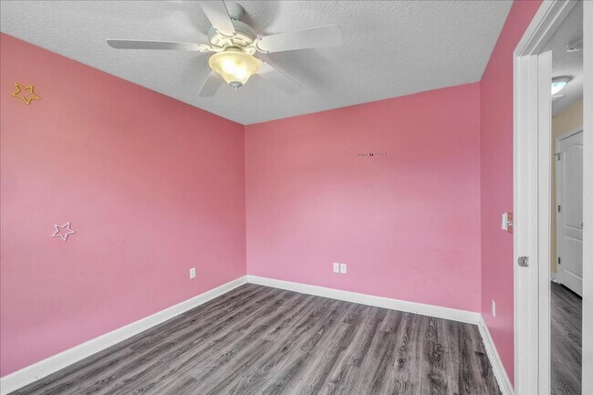 Building Photo - Spacious 4 Bed, 2.5 Bath in White Oak