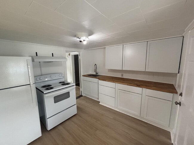 Building Photo - Completely Renovated 1-Bedroom + Bonus Room — Walk Everywhere in Brunswick!