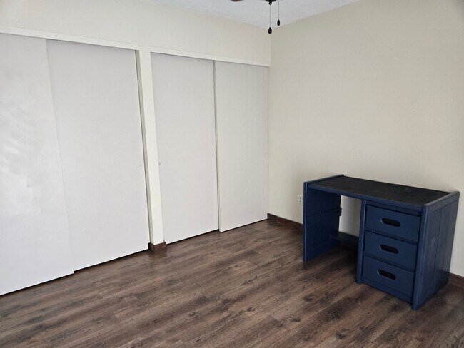 Building Photo - Beautiful two story, 3 bed, 1 full bath, 2...