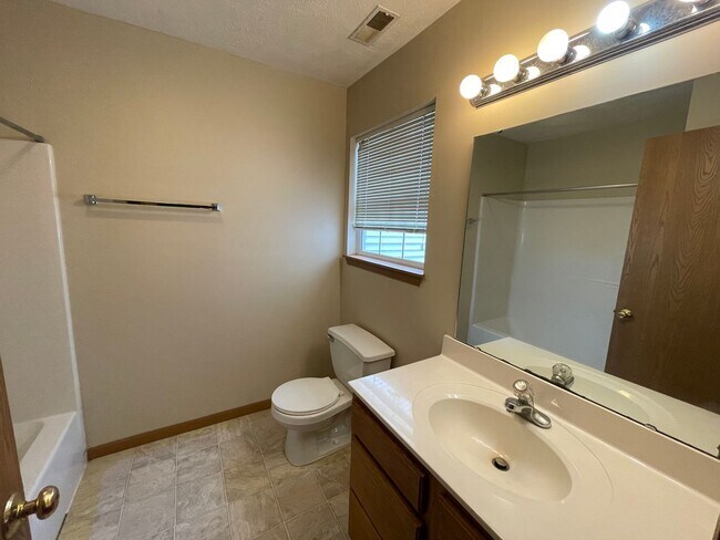 Building Photo - 3 Bedroom 3.5 Bath Townhouse