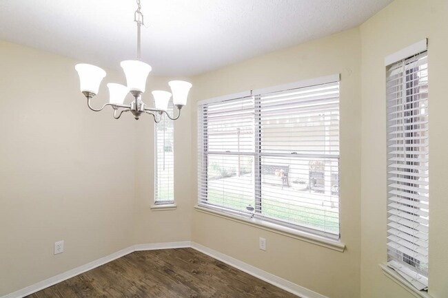 Building Photo - 207 Queens Ct