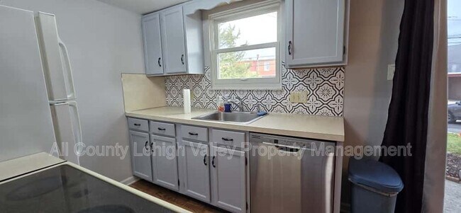 Primary Photo - 405 S St George St