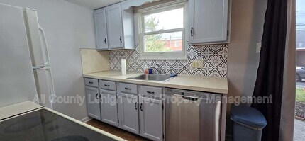 Building Photo - 405 S St George St