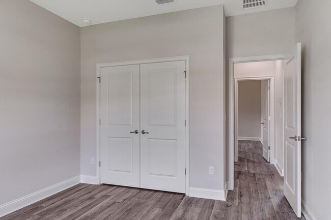Building Photo - 5 Eastvue Pl