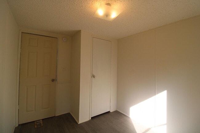 Building Photo - Experience peaceful country living!