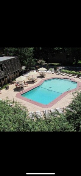 Building Photo - 8 Oak Creek Dr