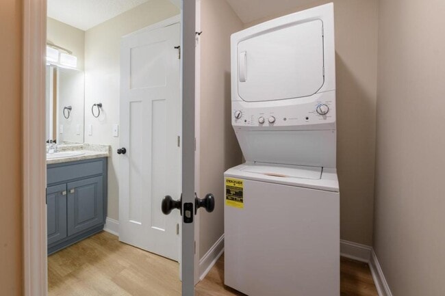 Building Photo - 231 S Main St