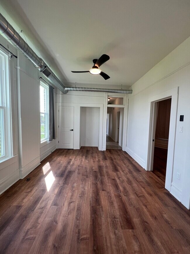 Building Photo - 5032 S Prairie Ave