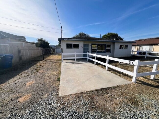 Building Photo - 4 Bedroom Home 2 Car Garage with Fenced Yard and Extra Parking