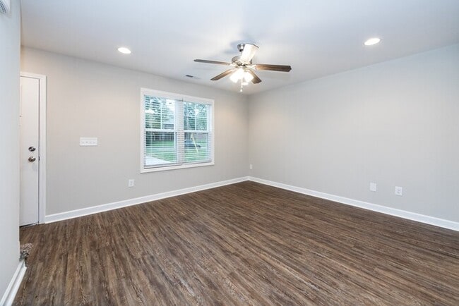 Building Photo - Beautiful 3BD/2.5BA Duplex Home!