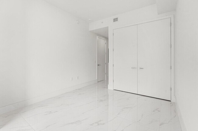 Building Photo - 220 Lake Shore Dr